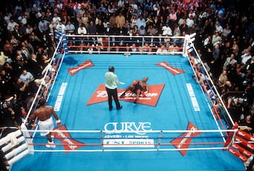 Ya en el ocaso de su carrera, Tyson fue derrotado por Lennox Lewis el 8 de junio de 2002. 