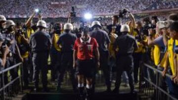 El árbitro Osses dio la final terminada cuando tras el descanso los jugadores de Tigre se negaron a jugar la segunda parte.