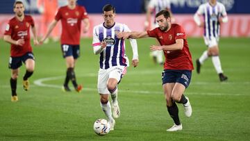 PAMPLONA, SPAIN - MARCH 13: Sergi Guardiola of Real Valladolid is challenged by Jon Moncayola of CA Osasuna during the La Liga Santander match between C.A. Osasuna and Real Valladolid CF at Estadio El Sadar on March 13, 2021 in Pamplona, Spain. Sporting s