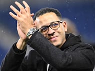 (FILES) Strasbourg's British head coach Liam Rosenior greets supporters at the end of the French L1 football match between RC Strasbourg Alsace and AJ Auxerre at the Stade de la Meinau in Strasbourg, eastern France on October 29, 2025. Enzo Maresca left his role as Chelsea head coach on January 1, 2026 after just 18 months in charge, the Premier League club announced. Liam Rosenior, the head coach of French club Strasbourg, owned by Chelsea's parent company BlueCo -- a consortium headed up by US billionaire businessman Todd Boehly -- is a candidate to replace Maresca despite the 41-year-old's lack of Premier League experience. (Photo by SEBASTIEN BOZON / AFP)