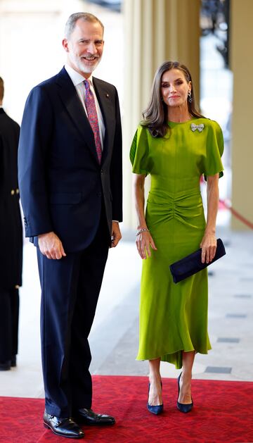 La reina Letizia con el vestido de la firma de Victoria Beckham en la recepción del Palacio de Buckingham.