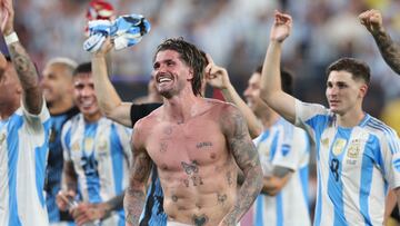 EAST RUTHERFORD, NEW JERSEY - JULY 09: Rodrigo De Paul of Argentina celebrates after winning the CONMEBOL Copa America 2024 semifinal match between Canada and Argentina at MetLife Stadium on July 09, 2024 in East Rutherford, New Jersey.   Elsa/Getty Images/AFP (Photo by ELSA / GETTY IMAGES NORTH AMERICA / Getty Images via AFP)