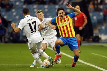 André Almeida con los jugadores del Real Madrid, Lucas Vázquez y Toni Kroos, en la línea de banda.