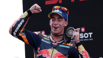 MotoGP - Thailand Grand Prix - Chang International Circuit, Buriram, Thailand - February 28, 2026 Red Bull KTM Factory Racing's Pedro Acosta celebrates with a medal after winning the MotoGP sprint race REUTERS/Chalinee Thirasupa