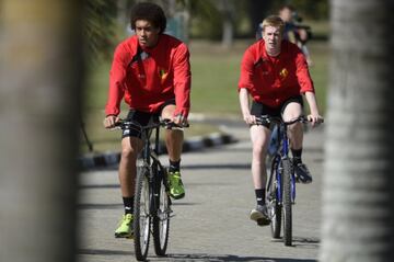 Axel Witsel y Kevin De Bruyne, futbolistas belgas, tienen un gusto por andar en bicicleta, así lo dejaron ver durante una concentración previo a la Copa del Mundo de Brasil. 