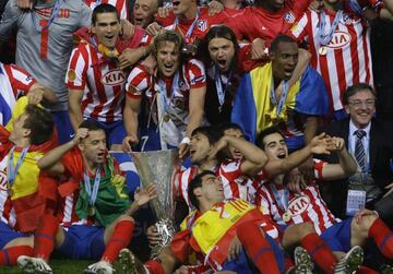 Juanito celebra la Europa League con sus compañeros del Atlético.