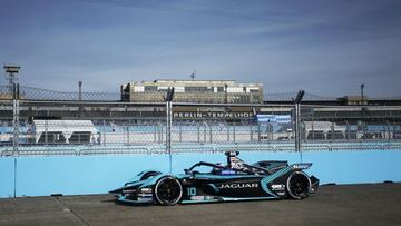 The final race of the Formula E World Championship at the Berlin ePrix immediately began with a crash between Mitch Evans and Edoardo Motara.