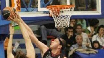 <b>INTIMIDADOR.</b> Weis, que en la imagen pone un tapón a Gasol, se mostró intratable dentro de la zona.