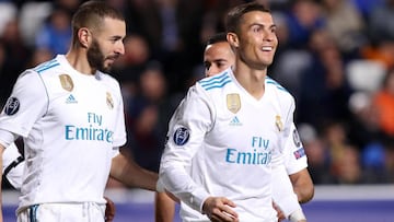 Cristiano celebra con Benzema y Lucas V&aacute;zquez uno de sus goles al APOEL.