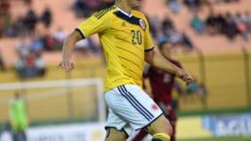 MAL10 - MALDONADO (URUGUAY), 21/1/2015.- El jugador Rafael Borre (d) de Colombia disputa el balón con Carlos Cermeño (i) de Venezuela hoy, miércoles 21 de enero de 2015, durante un partido del Campeonato Sudamericano Sub-20 en Maldonado (Uruguay). EFE/ Carlos Lebrato