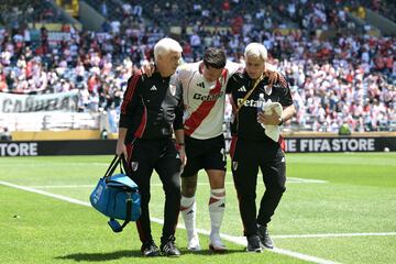 Sebastián Driussi tuvo que abandonar el ecnuentro lesionado tras recibir un golpe del portero japonés en la acción de su gol que supuso el 2-0.