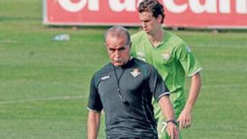 <b>METÓDICO. </b>Tapia golpea el balón en un entrenamiento del Betis.