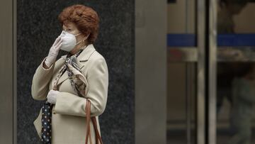 Una mujer camina con una mascarilla por la capital donde desde este pasado lunes las 2.882 farmacias madrileñas han entregado de forma gratuita siete millones de mascarillas FFP2 modelo KN95 entre la población de la Comunidad de Madrid (Foto de archivo).