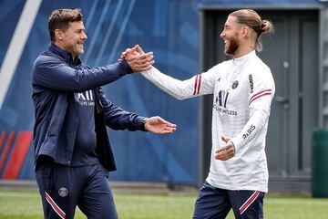 Sergio Ramos con su nuevo entrenador, Mauricio Pochettino. 