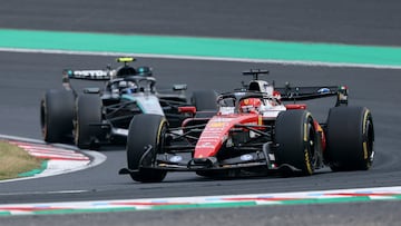 Leclerc, con el Ferrari por delante de Antonelli en Japón.