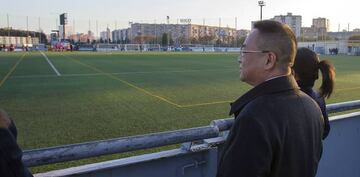 Chen, observando el campo donde se realizarán las primeras obras.