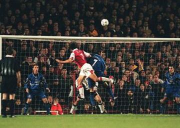 David Platt le gana el cabezazo a David Beckham. Miran desde el arco Nicky Butt y Phill Neville.