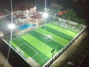 Alberth Elis construye una cancha de fútbol en Honduras