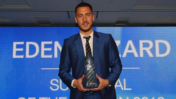 Hazard posa con el premio que le acredita como mejor jugador del a&ntilde;o en el Chelsea.