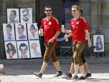 Los seguidores del Bayern Munich toman Madrid para animar a su equipo en el partido de ida de las semifinales de la Champions League que se disputará hoy en el Santiago Bernabéu.