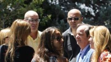 La familia no se ha separado de Di Stéfano desde el sábado, cuando sufrió el infarto. En la imagen: sus hijas Sofía y Helena, su hijo Ignacio, su yerno Carlos y dos familiares más junto a Manolo Redondo, ayer en el Gregorio Marañón.