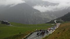 El pelot&oacute;n asciende uno de los puertos de Andorra antes de la subida al Coll de la Gallina en la Vuelta a Espa&ntilde;a 2013.