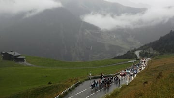 El pelotón asciende uno de los puertos de Andorra antes de la subida al Coll de la Gallina en la Vuelta a España 2013.