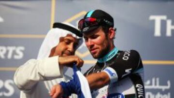 El británico Mark Cavendish redcibe su maillot de líder.