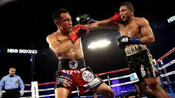 Francisco Vargas y Miguel Berchelt  intercambian golpes durante su primera pelea en 2016.