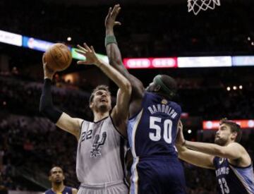 Tiago Splitter (22) lanza ante Zach Randolph (50).