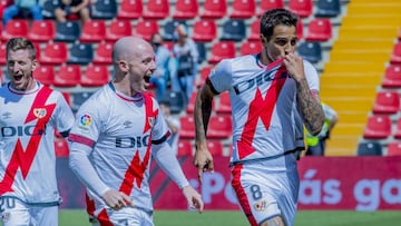 Trejo se besa el escudo tras un gol con el Rayo.