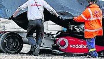 El McLaren de Hamilton, tras su salida de pista ayer en Jerez.
