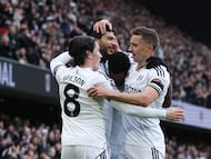 Soccer Football - Premier League - Fulham v Everton - Craven Cottage, London, Britain - February 7, 2026 Fulham's Raul Jimenez celebrates with Ryan Sessegnon, Harry Wilson and Timothy Castagne after Everton's Vitaliy Mykolenko scores an own goal and the first for Fulham REUTERS/Ian Walton EDITORIAL USE ONLY. NO USE WITH UNAUTHORIZED AUDIO, VIDEO, DATA, FIXTURE LISTS, CLUB/LEAGUE LOGOS OR 'LIVE' SERVICES. ONLINE IN-MATCH USE LIMITED TO 120 IMAGES, NO VIDEO EMULATION. NO USE IN BETTING, GAMES OR SINGLE CLUB/LEAGUE/PLAYER PUBLICATIONS. PLEASE CONTACT YOUR ACCOUNT REPRESENTATIVE FOR FURTHER DETAILS..