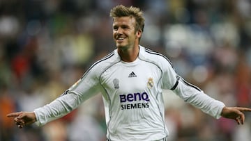 Beckham es otro de los que puede presumir haber jugado el Clásico Español entre Real Madrid y Barcelona. Beckhma jugó tres temporadas con los blancos.