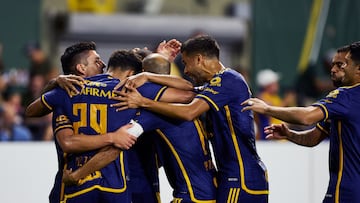 Jugadores de los Tigres festejan el gol del triunfo.