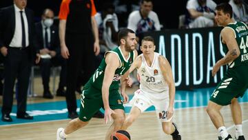 Eleftherios Bochoridis of Panathinaikos and Jaycee Carroll of Real Madrid in action during the Turkish Airlines EuroLeague, Regular Season, basketball match played between Real Madrid CF and Panathinaikos OPAP Athens at Wizink Center on january 27, 2021, in Madrid, Spain.
 AFP7 
 27/01/2021 ONLY FOR USE IN SPAIN