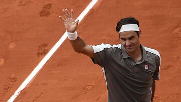 Switzerland&#039;s Roger Federer celebrates after winning against Italy&#039;s Lorenzo Sonego at the end of their men&#039;s singles first round match on day 1 of The Roland Garros 2019 French Open tennis tournament in Paris on May 26, 2019. (Photo by Anne-Christine POUJOULAT / AFP)