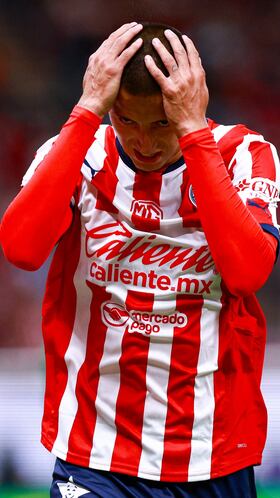 Roberto Alvarado of Guadalajara during the 10th round match between Guadalajara and Monterrey as part of the Liga BBVA MX, Torneo Apertura 2024 at Akron Stadium on September 28, 2024 in Guadalajara, Jalisco, Mexico.