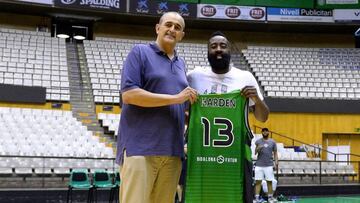 El presidente Juanan Morales le entrega a Harden su camiseta personalizada de la Penya.