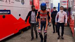 &Aacute;lex M&aacute;rquez llegando al box del Repsol Honda junto a su padre y Puig en Valencia.