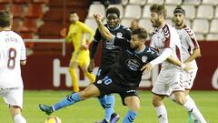 Jugadores de ambos equipos disputan un balón durante un Albacete - Lugo.