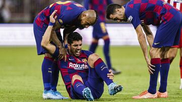 JEDDAH, SAUDI ARABIA - JANUARY 09: Luis Suarez of FC Barcelona (C) reacts during the Supercopa de Espana Semi-Final match between FC Barcelona and Club Atletico de Madrid at King Abdullah Sports City on January 9, 2020 in Jeddah, Saudi Arabia. (Photo by R