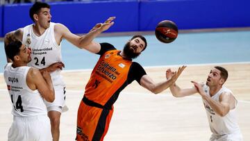 GRAF5827. MADRID, 21/05/2019.- El pívot montenegrino del Valencia Basket, Bojan Dubljevic (c), ante los jugadores del Real Madrid, durante el partido aplazado de la penúltima jornada de la fase regular de la Liga ACB disputado hoy en el WiZink Center de Madrid. EFE/ Javier López