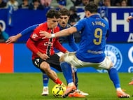 OVIEDO, 05/12/2025. - El centrocampista uruguayo del Real Oviedo Federico Viñas (d) presiona al centrocampista del Real Mallorca Jan Virgili durante el partido de LaLiga de fútbol que se disputa este viernes en el estadio Carlos Tartiere. EFE/Paco Paredes