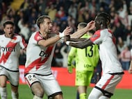 MADRID, 16/03/2026.- El defensa senegalés del Rayo Vallecano Pathé Ciss (d) celebra su gol durante el partido de la jornada 28 de LaLiga EA Sports que Rayo Vallecano y Levante UD disputan este lunes en el estadio de Vallecas, en Madrid. EFE/ Juanjo Martín