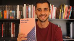 Sergio V. Jodar posa con un ejemplar de su novela 'Moneda al aire', editada por Panenka.