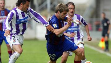 Los vallisoletanos Pedro López y Chema pelean con un jugador del Eibar por el balón en la temporada 2005-06.
