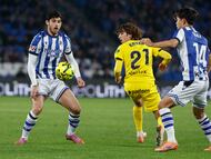 SAN SEBASTIÁN, 12/12/2025.- El centrocampista del Girona Bryan Gil (c) ante Take Kubo (d) y Gonçalo Guedes, ambos de la Real Sociedad, Sergio Francisco, antes del partido de LaLiga entre la Real Sociedad y el Girona, este viernes en el estadio Reale Arena. EFE/ Javier Etxezarreta