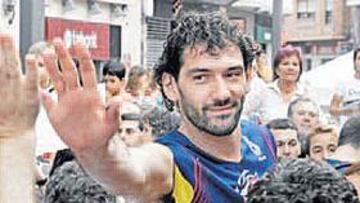 <b>LOGROÑO SE VUELCA. </b>Una multitud sorprendió a los internacionales cuando salieron del hotel para dirigirse al entrenamiento.