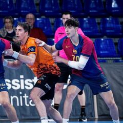 Ortega prueba a Saric de portero del Barça